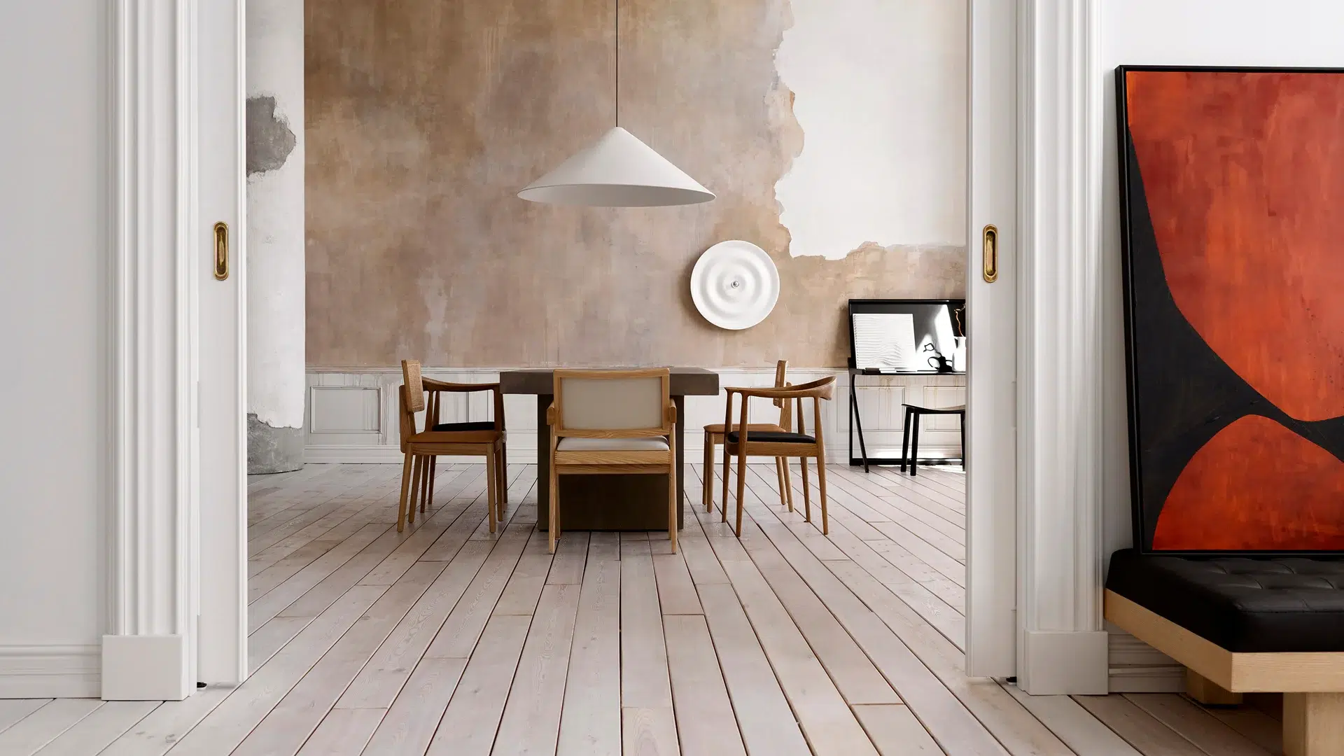 salon comedor con parecedes con microcemento. Se ve una puerta abierta y luego el salón. Imagen generada con IA