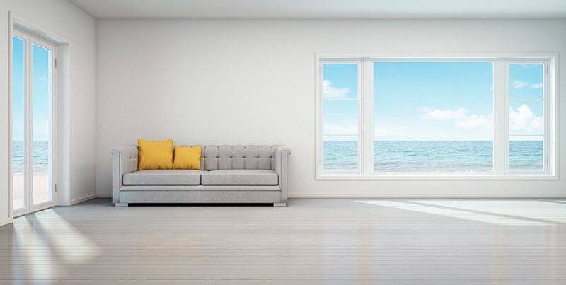 decorar una casa de playa con tonos blancos y contrastes