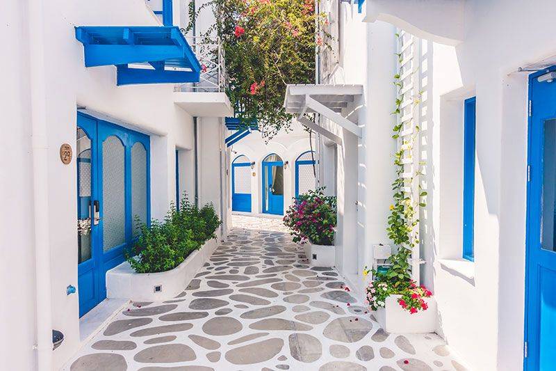 casas mediterraneas con pintura blanca y azul