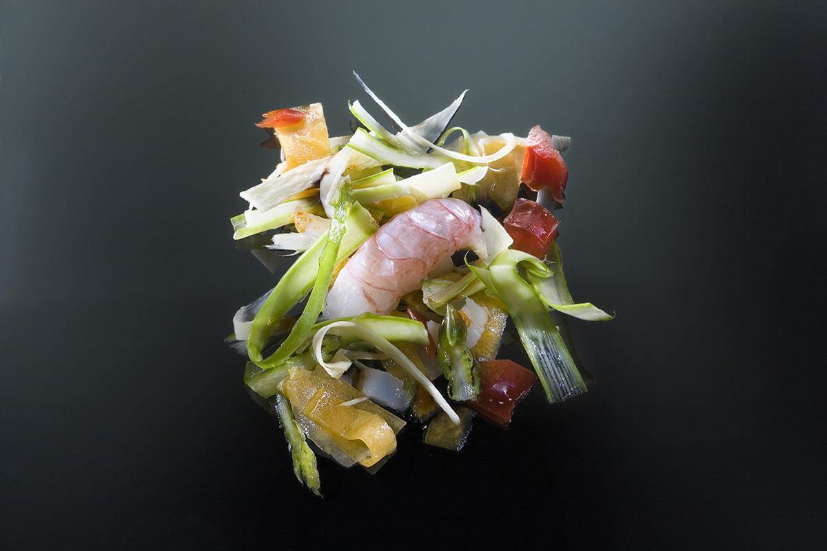 Un plato en base a verduras y marisco en el Restaurante Messina Marbella