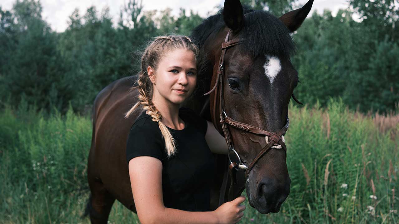 Una chica joven con su caballo
