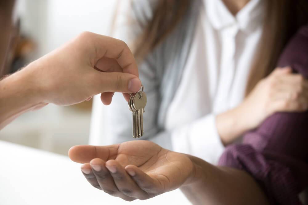 Entrega de llaves al comprar una casa