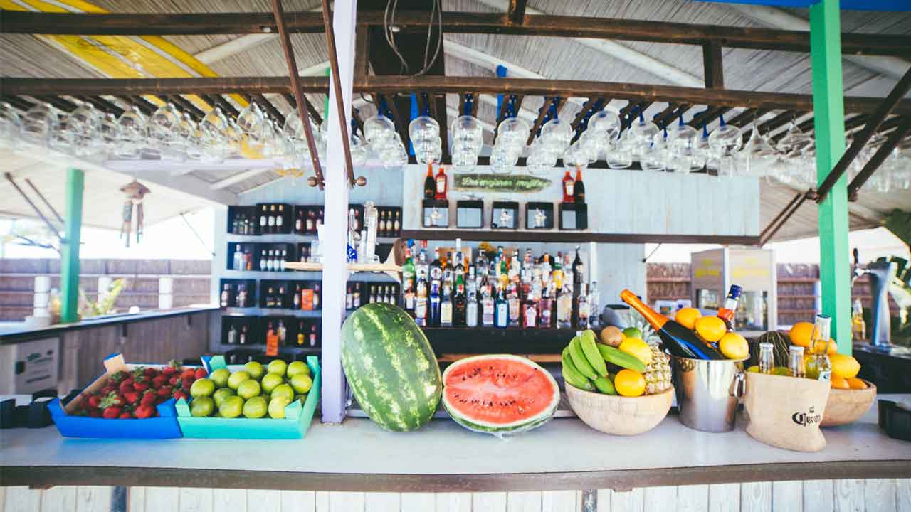 Foto interior del chiringuito Mandala Tarifa, uno de los mejores chiringuitos de Cádiz