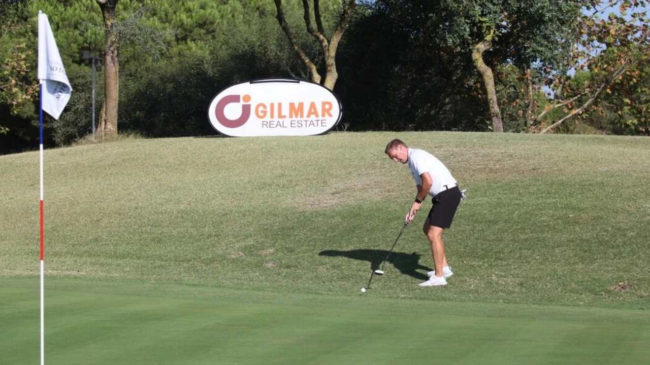 Golfista realizando un golpe en el VIII Circuito de Golf de Sotogrande