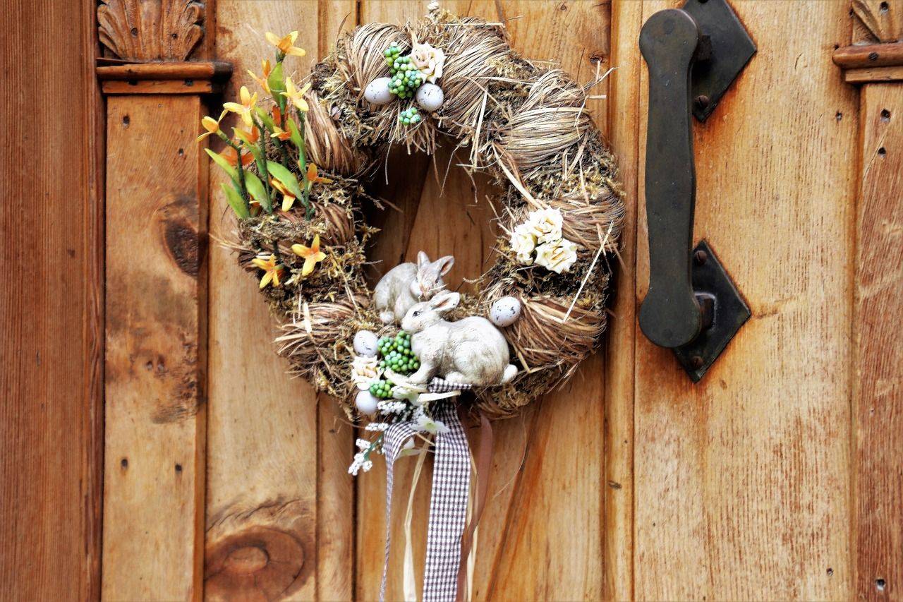 Puerta con grimalda de navidad