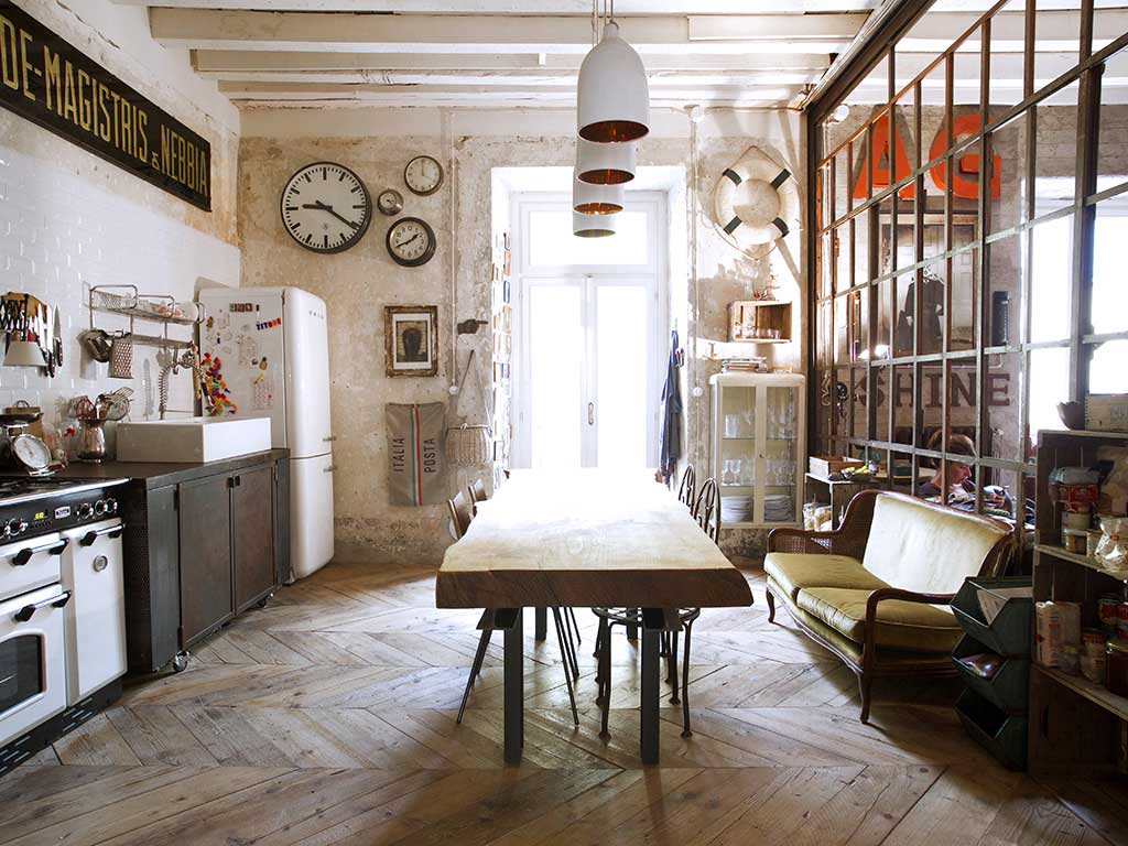 Cocina con decoración basada en hierro.