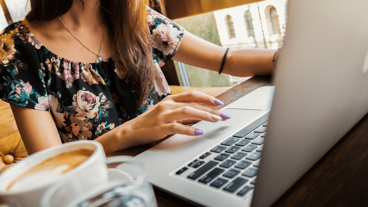 mujer en su pc, trabajando en como calcular el valor catastral de su vivienda