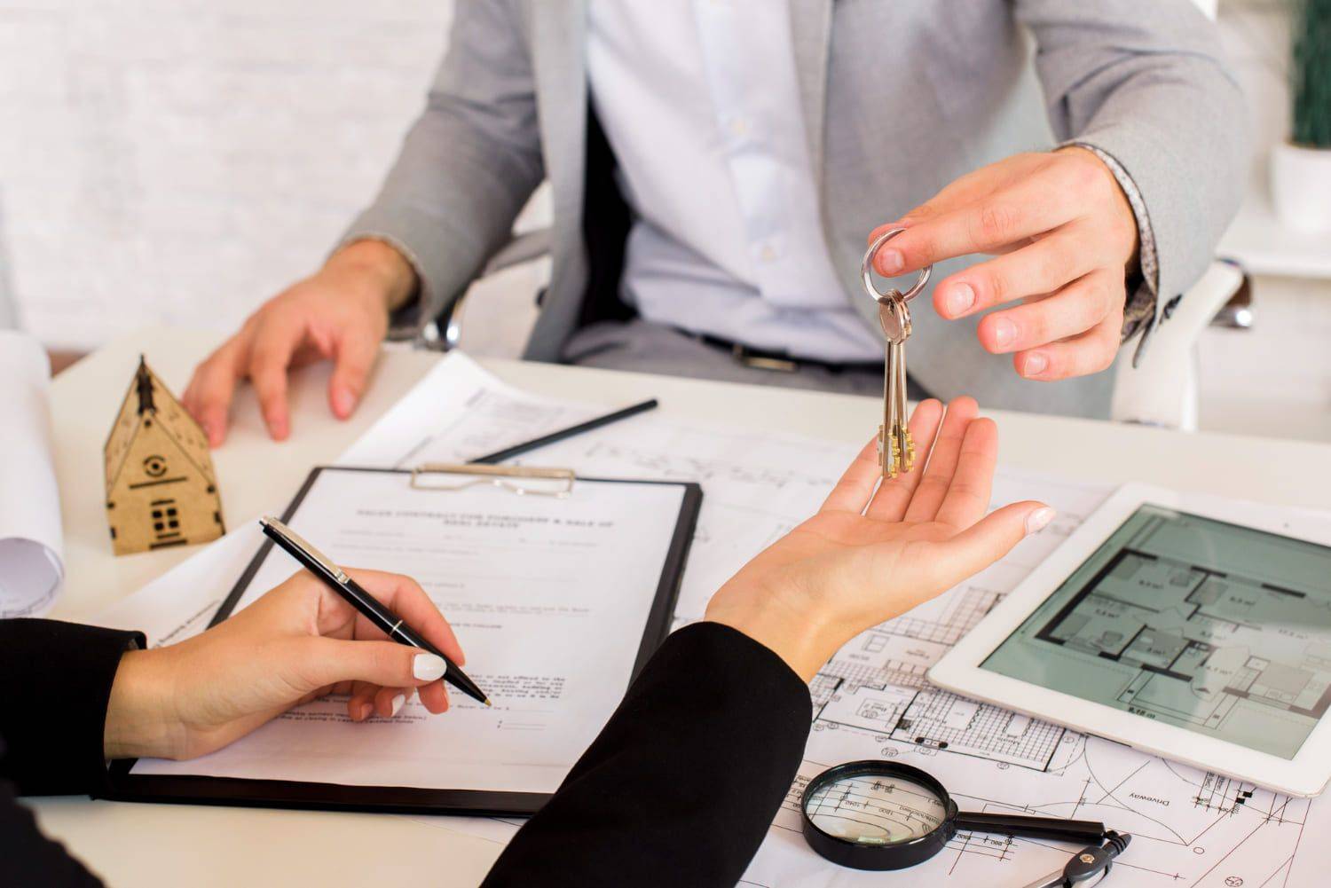 pareja verificando el valor catastral de su vivienda